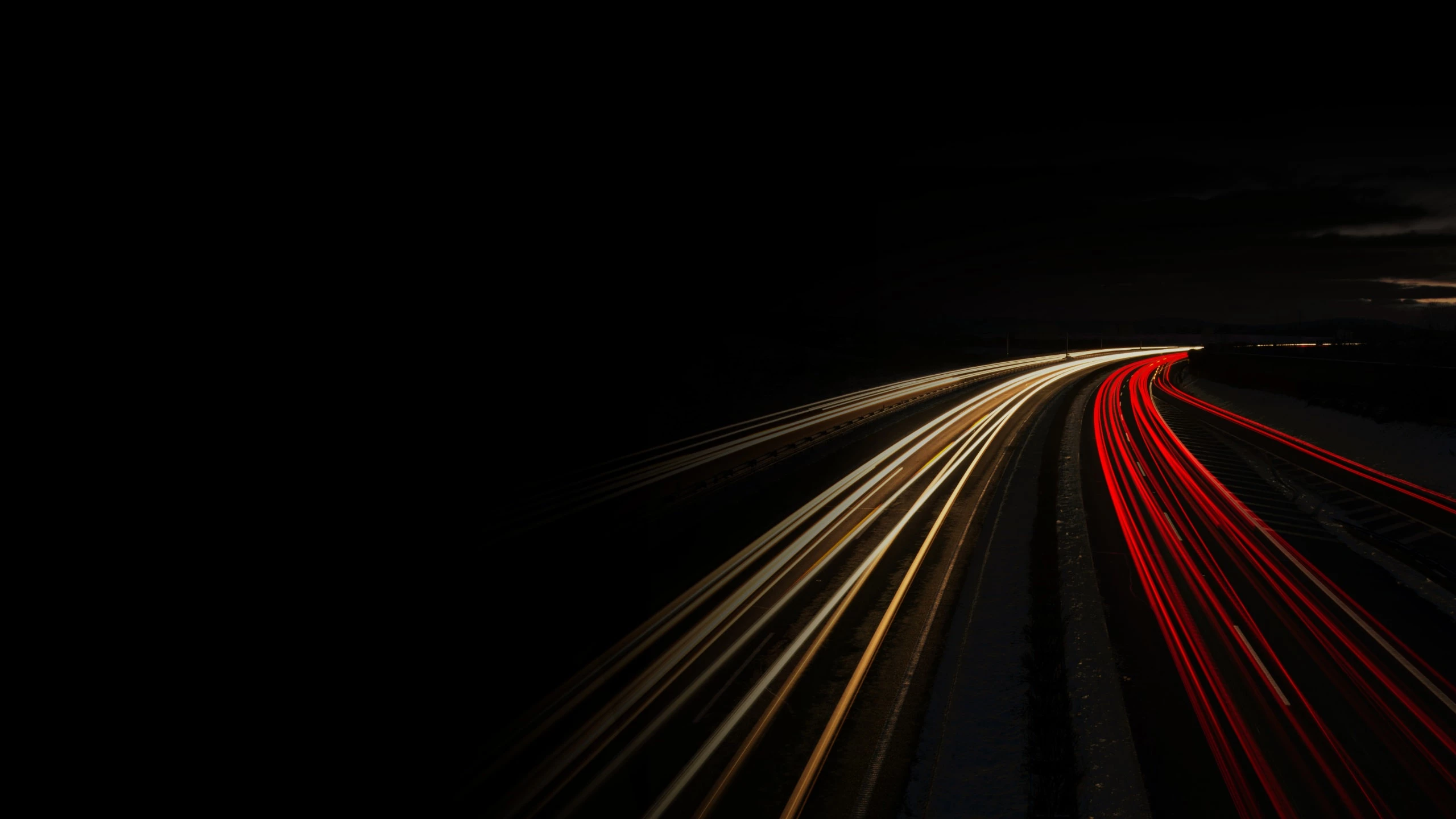 Langzeitaufnahme einer Autobahn bei Nacht mit Lichtlinien.
