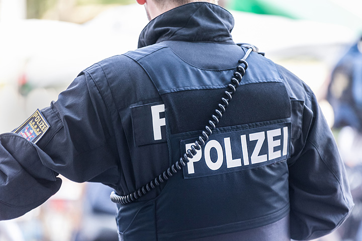 Polizeibeamter von hinten