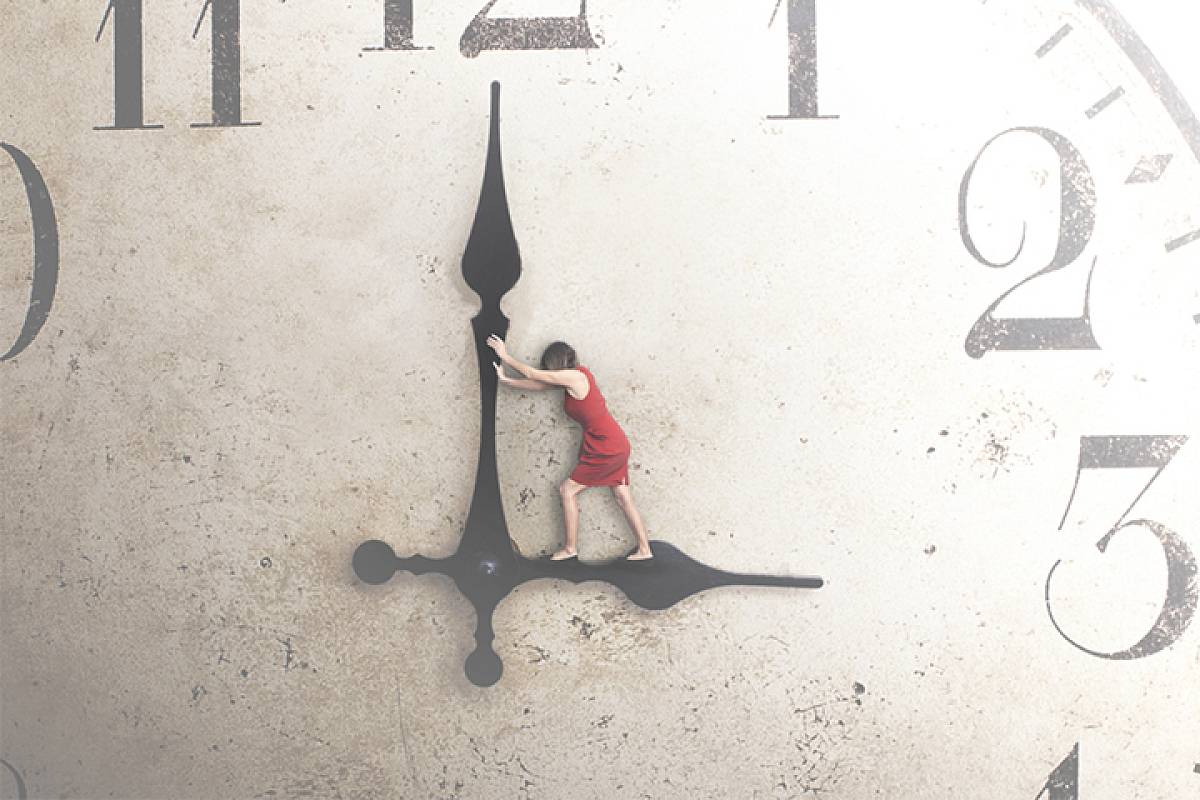 Riesige Uhr bei welcher eine Frau auf dem Stundenzeiger, der auf drei Uhr zeigt, steht und den Minutenzeiger in Richtung der 12 schiebt.