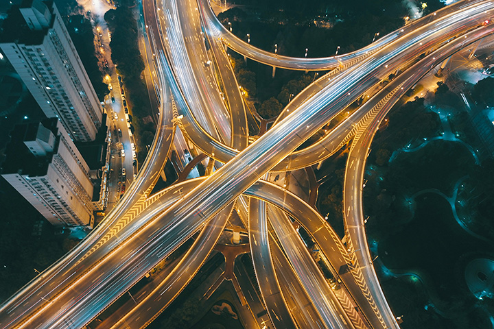 Blick von oben auf eine großes Autobahnkreuz auf mehreren Ebenen