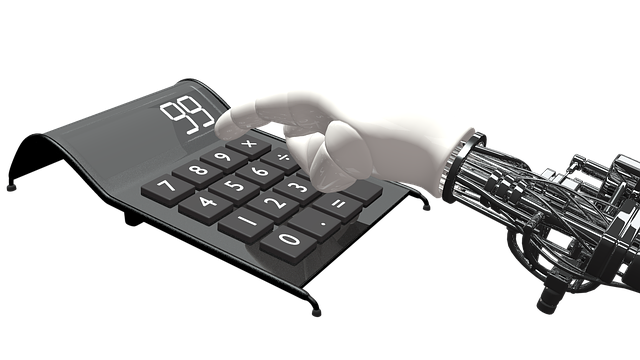 Roboter tippt auf Taschenrechner