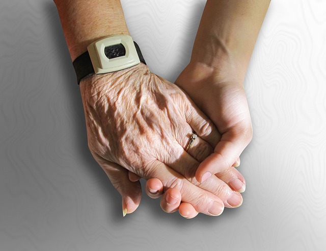 junge Hand hält ältere Hand