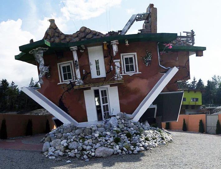 Haus steht auf dem Kopf