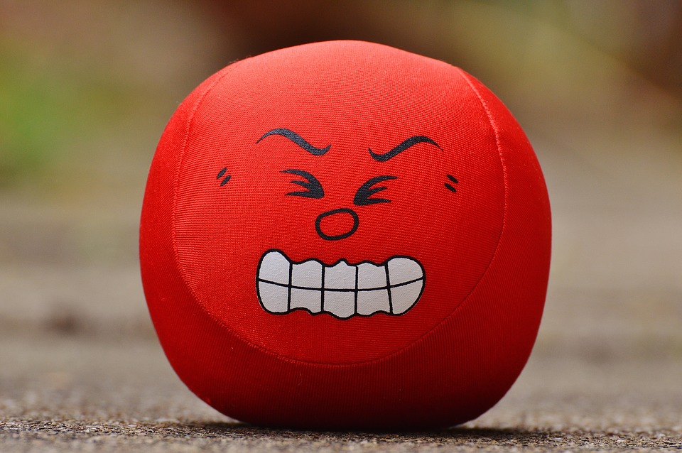 Roter Stressball mit wütendem Gesicht