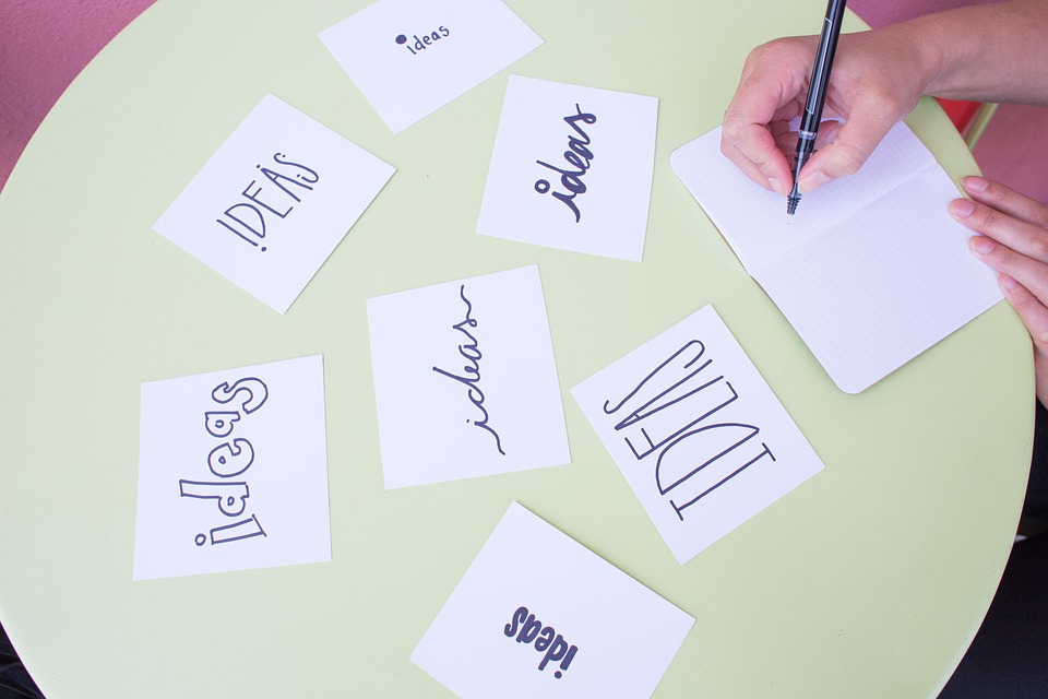 Viele Zettel mit Schriftzug Ideas
