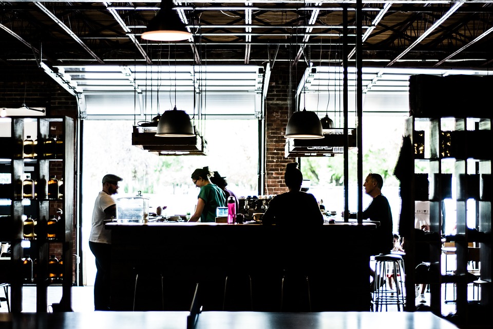 Bar im Industriedesign mit Gästen