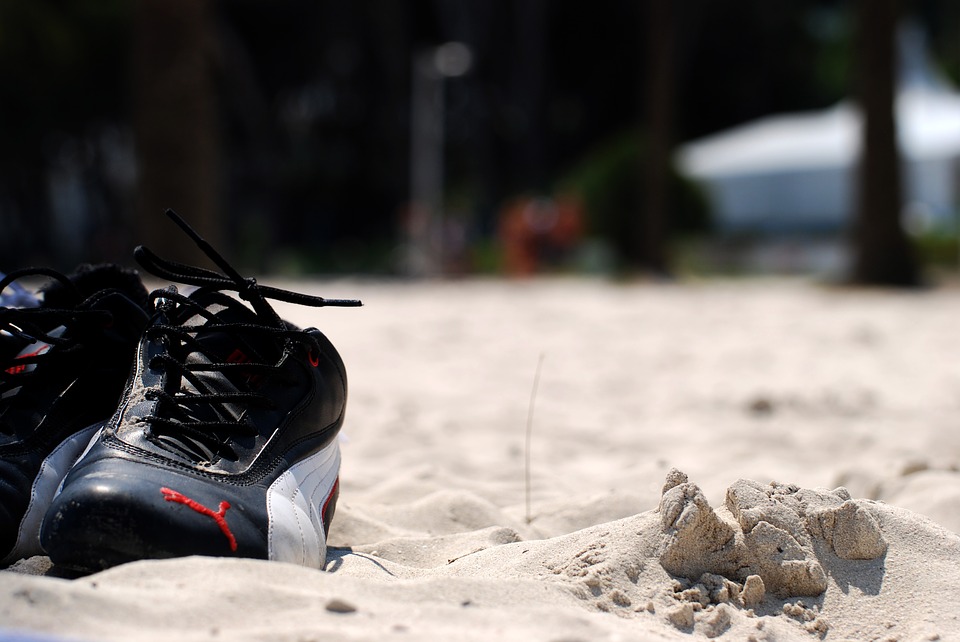 Sportschuhe im Sand