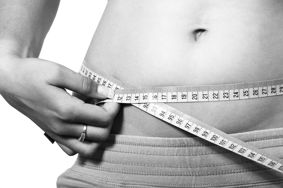 Maßband um Bauch