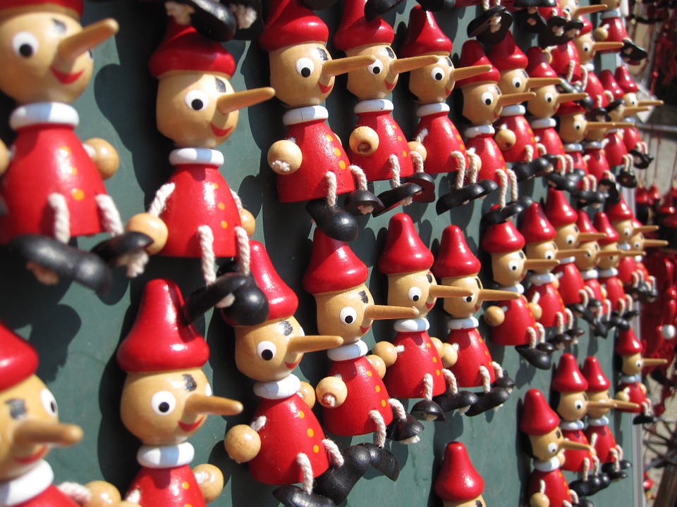 kleine Pinocchios an Wand