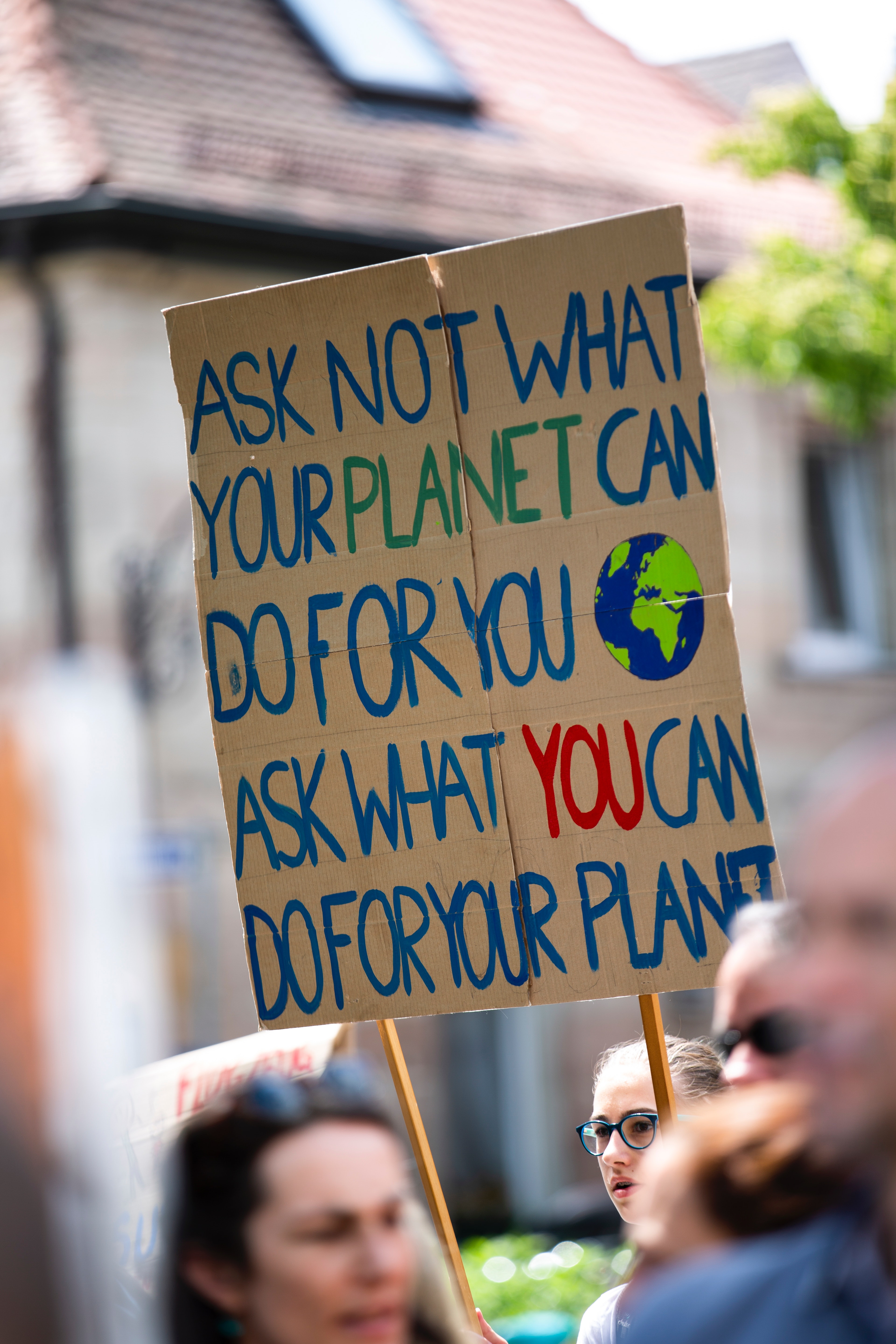 Imagebild einer Klima-Demonstration mit Schildern die Umwelt betreffend.