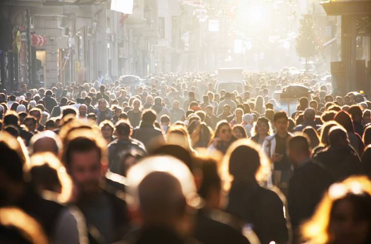 Eine Menschenmenge in der Stadt