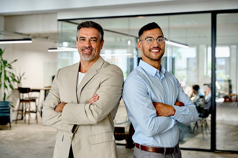 Zwei Geschäftsführer stehen Schulter an Schulter nebeneinander