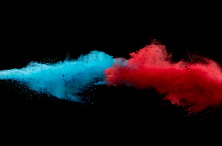 Symbolbild: eine blaue (links) und eine rote (rechts) Wolke treffen in der Mitte des Bildes aufeinander.