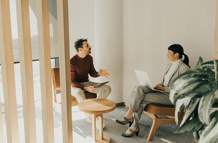Mann der aufgeregt redet in einem Meeting
