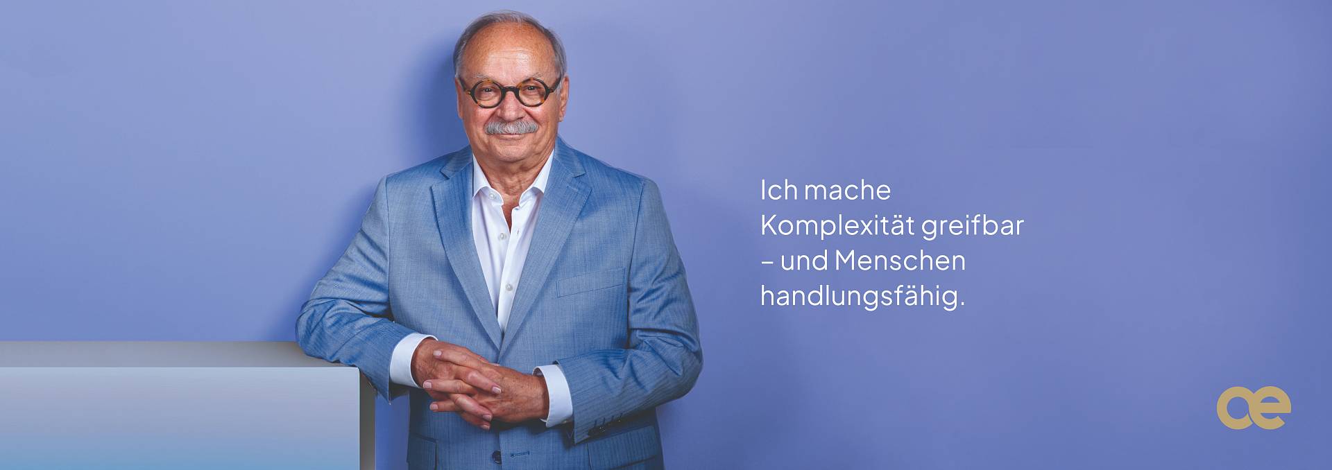 Portrait von Dr. Uwe. Böning mit Emblem von Böning Consult