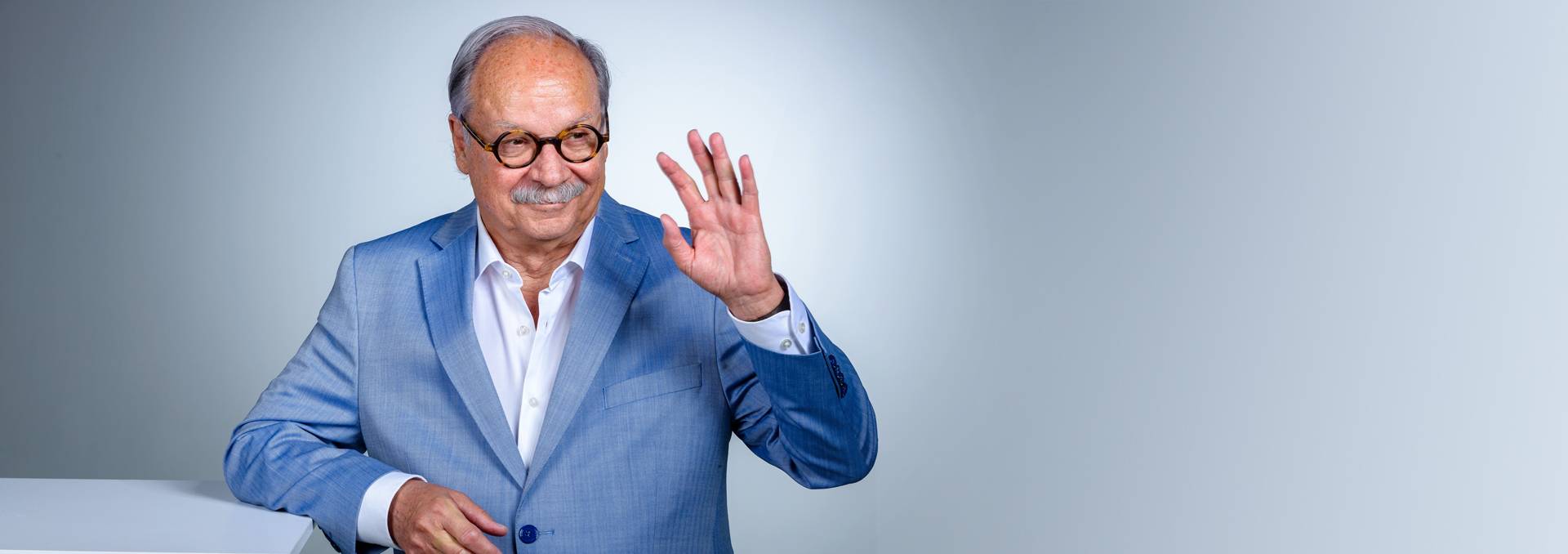 Dr. Uwe Böning der eine Begrüssungsgeste macht