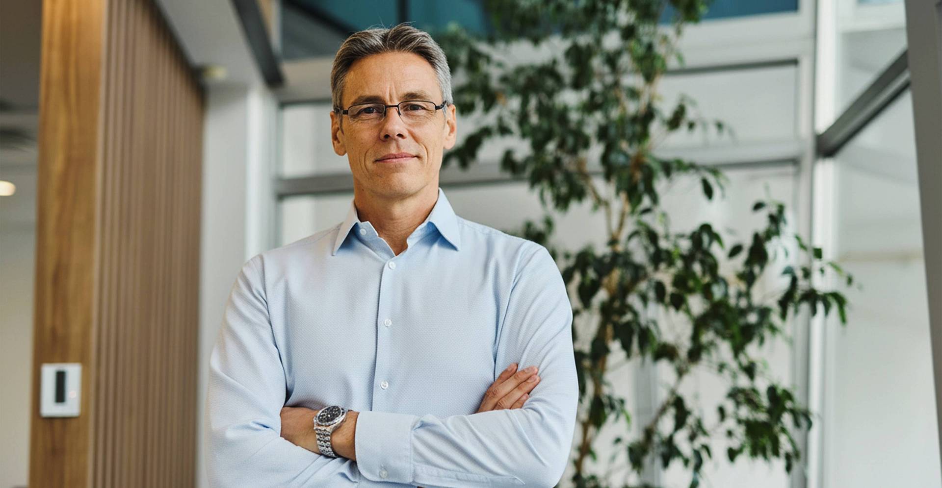 Mann Business Situation in einer gemütlichen Atmosphäre