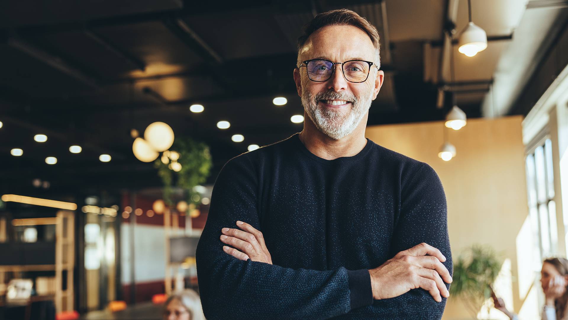 Mann Business Situation in einer gemütlichen Atmosphäre