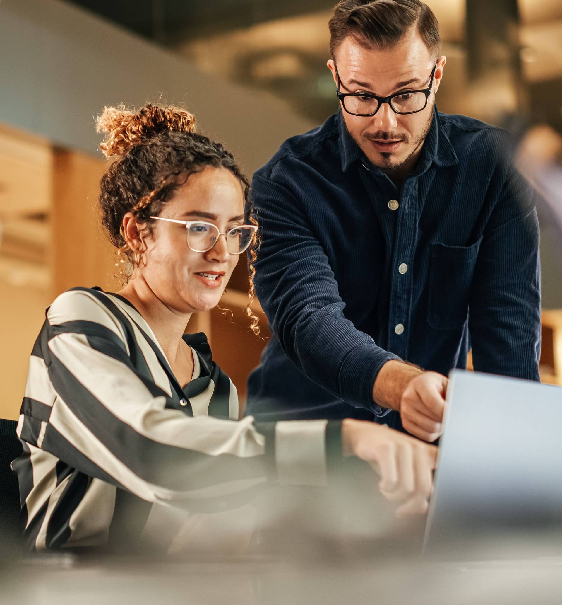 Junge Frau und ihr Chef bei einem Meeting im Büro.