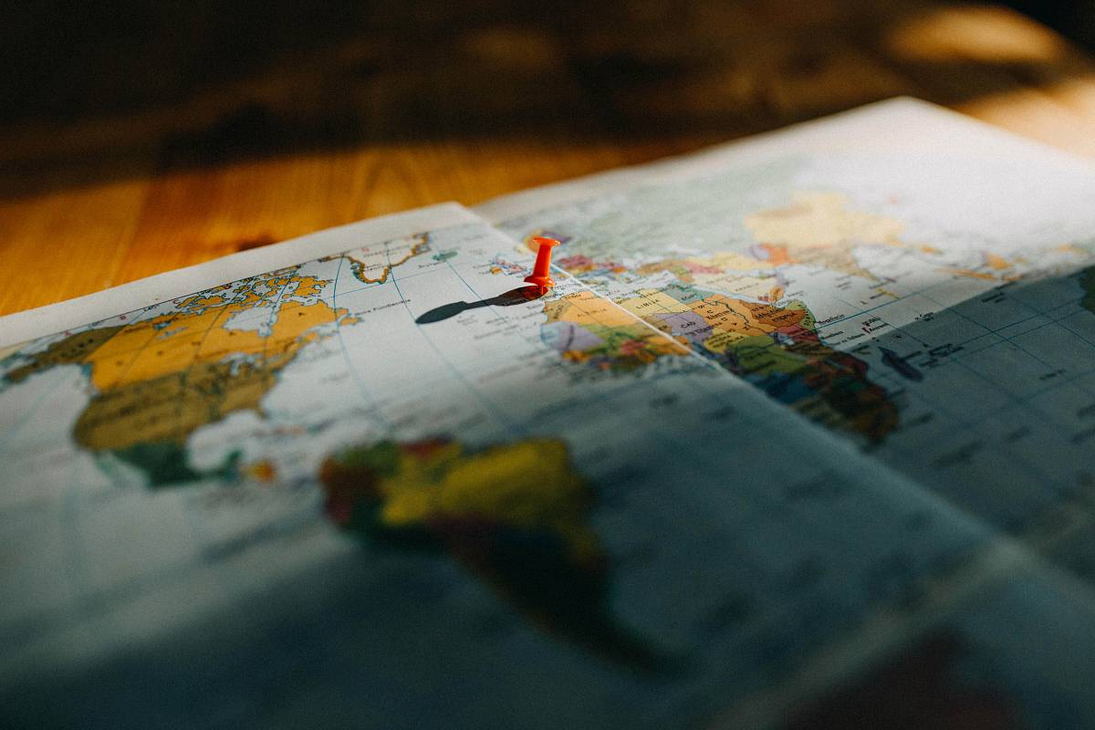 Weltkarte mit rotem Stecknadel-Pin in Afrika.