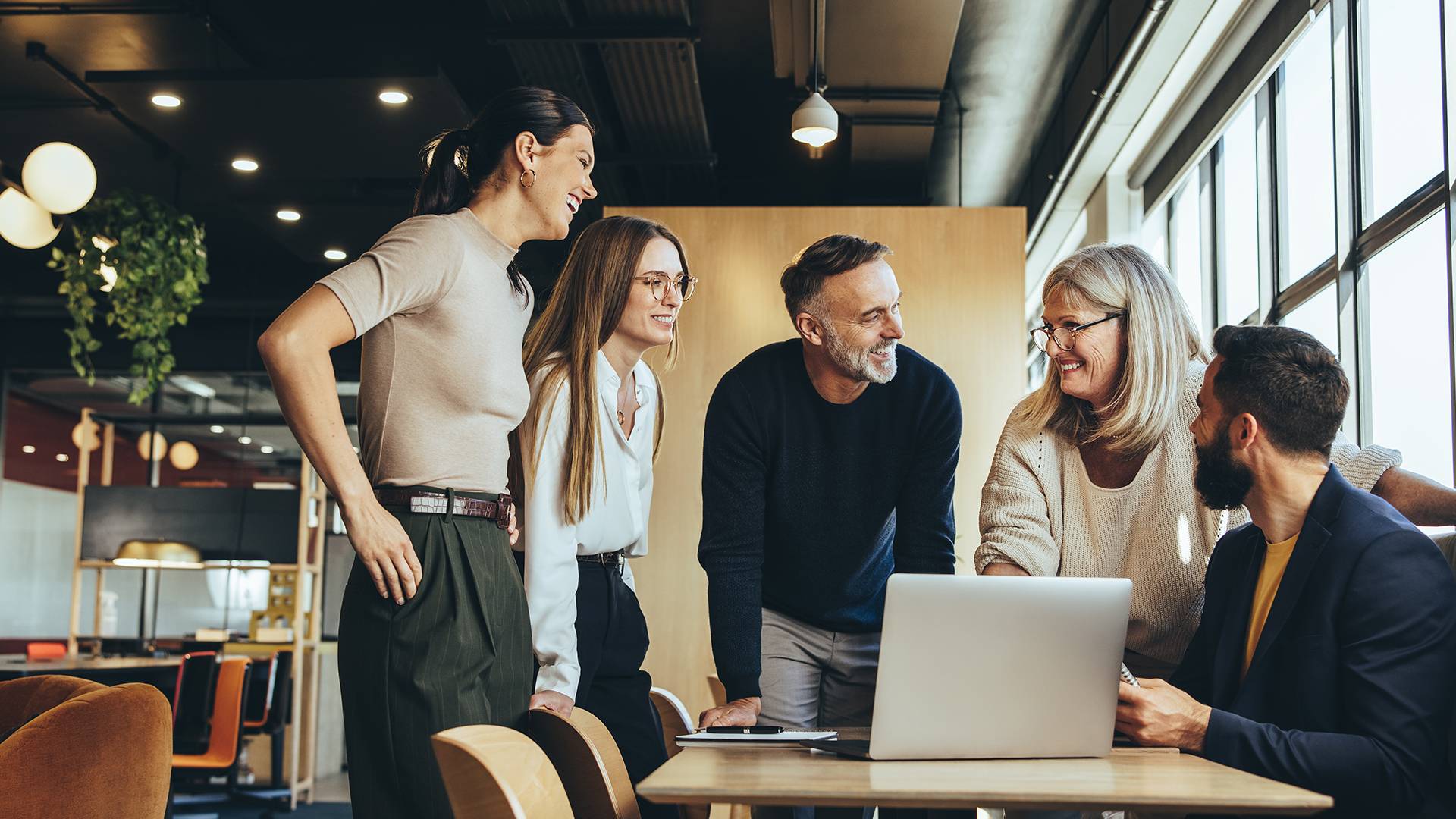 Business Situation in einer gemütlichen Atmosphäre mit Frau und Mann