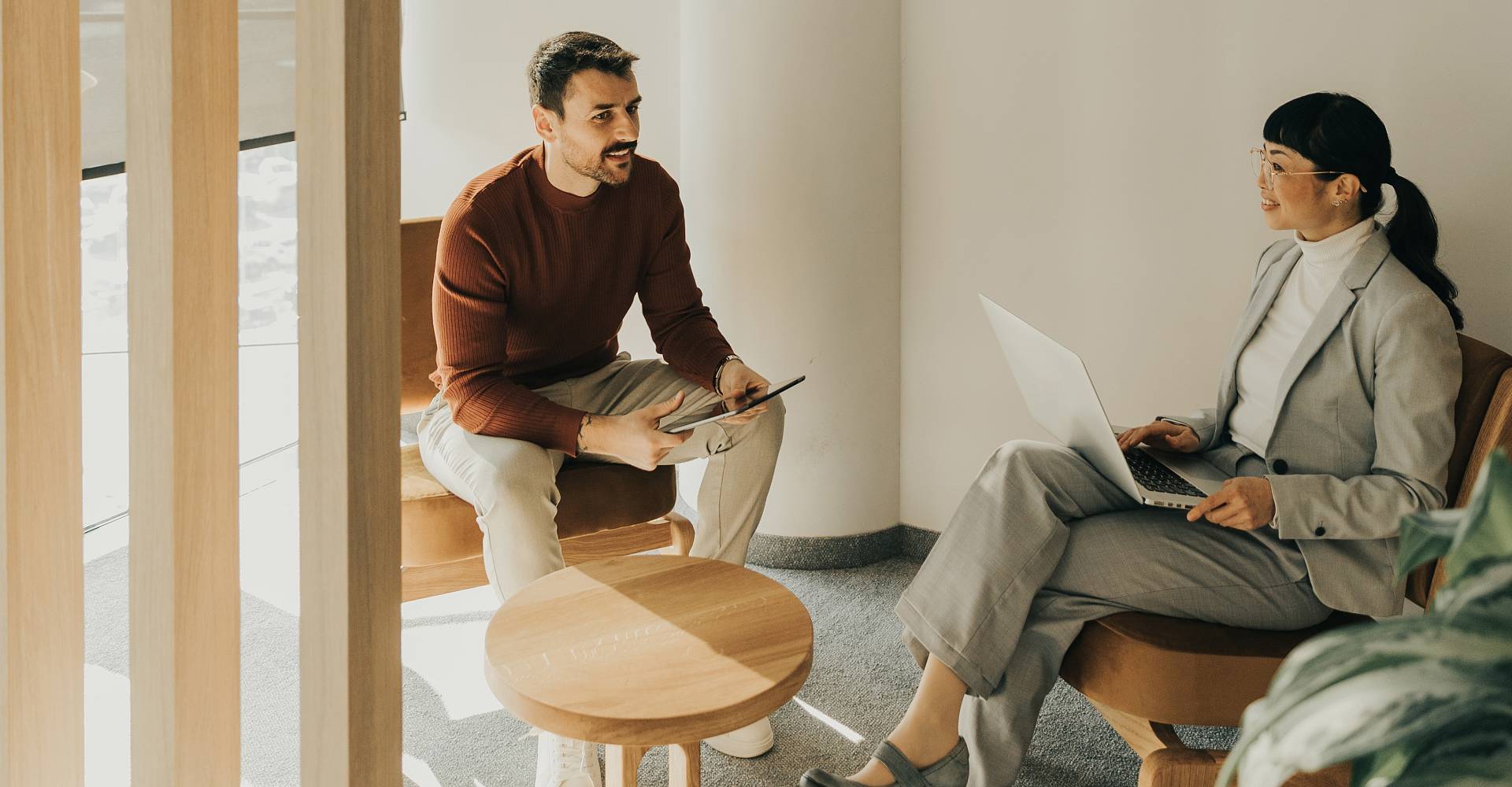 Business Situation in einer gemütlichen Atmosphäre mit Frau und Mann