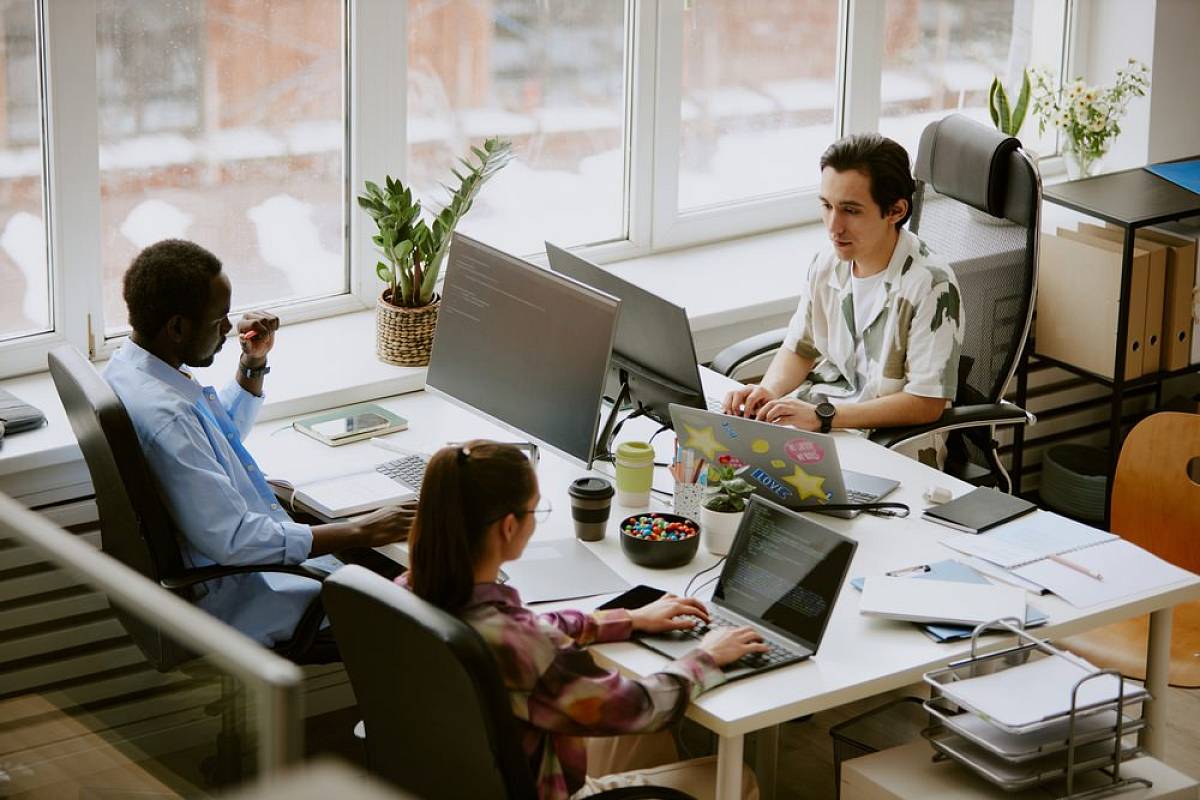 Weltkarte mit rotem Stecknadel-Pin in Afrika.