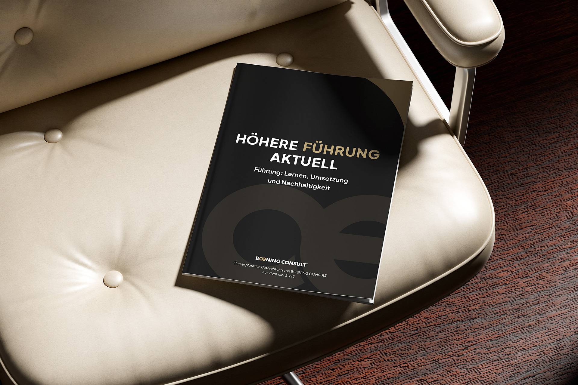 Kurzbericht „Höhere Führung aktuell“ von BOENING CONSULT auf einem hellen Ledersessel.